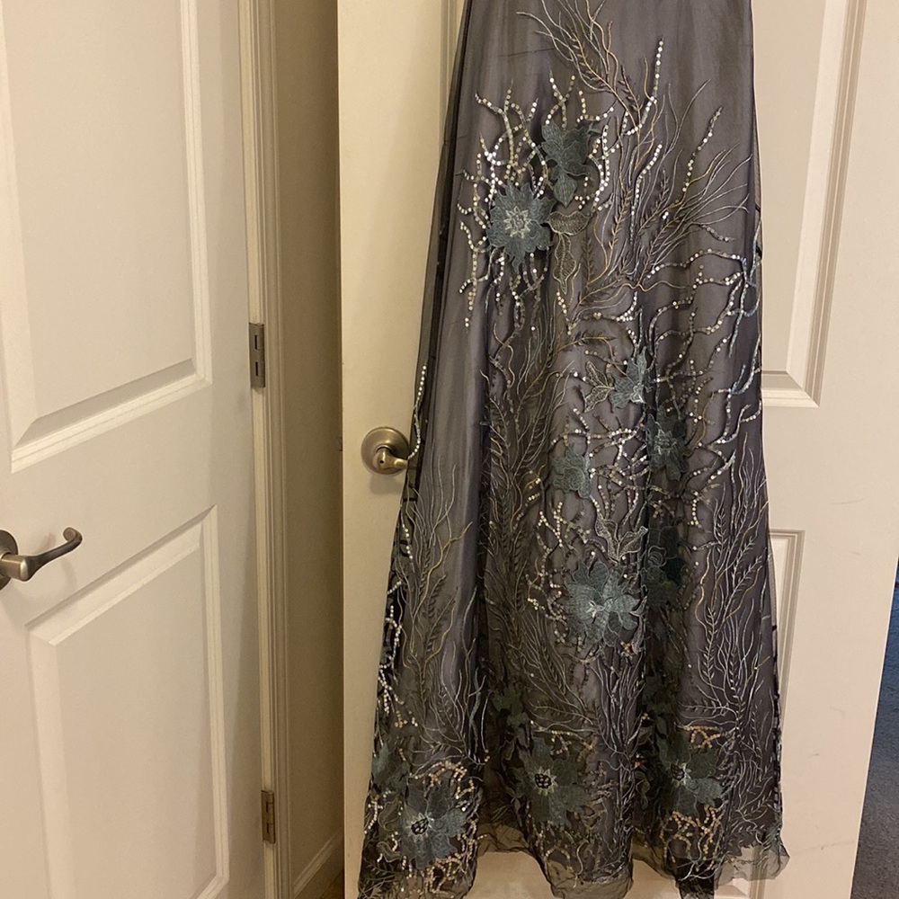 Beautiful gown - Picture 3 of 6